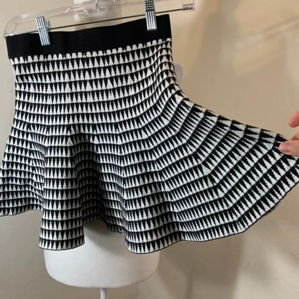FOREVER 21 Women's Skirt Black and Whith size S cute Hounds tooth circle skirt